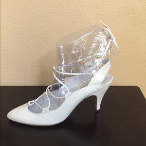 One of a kind adorable strappy shoes😘